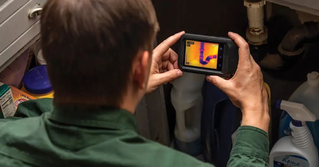 FLIR C3-X的电池可以连续工作4小时，而FLIR ONE Pro只有40分钟.jpg